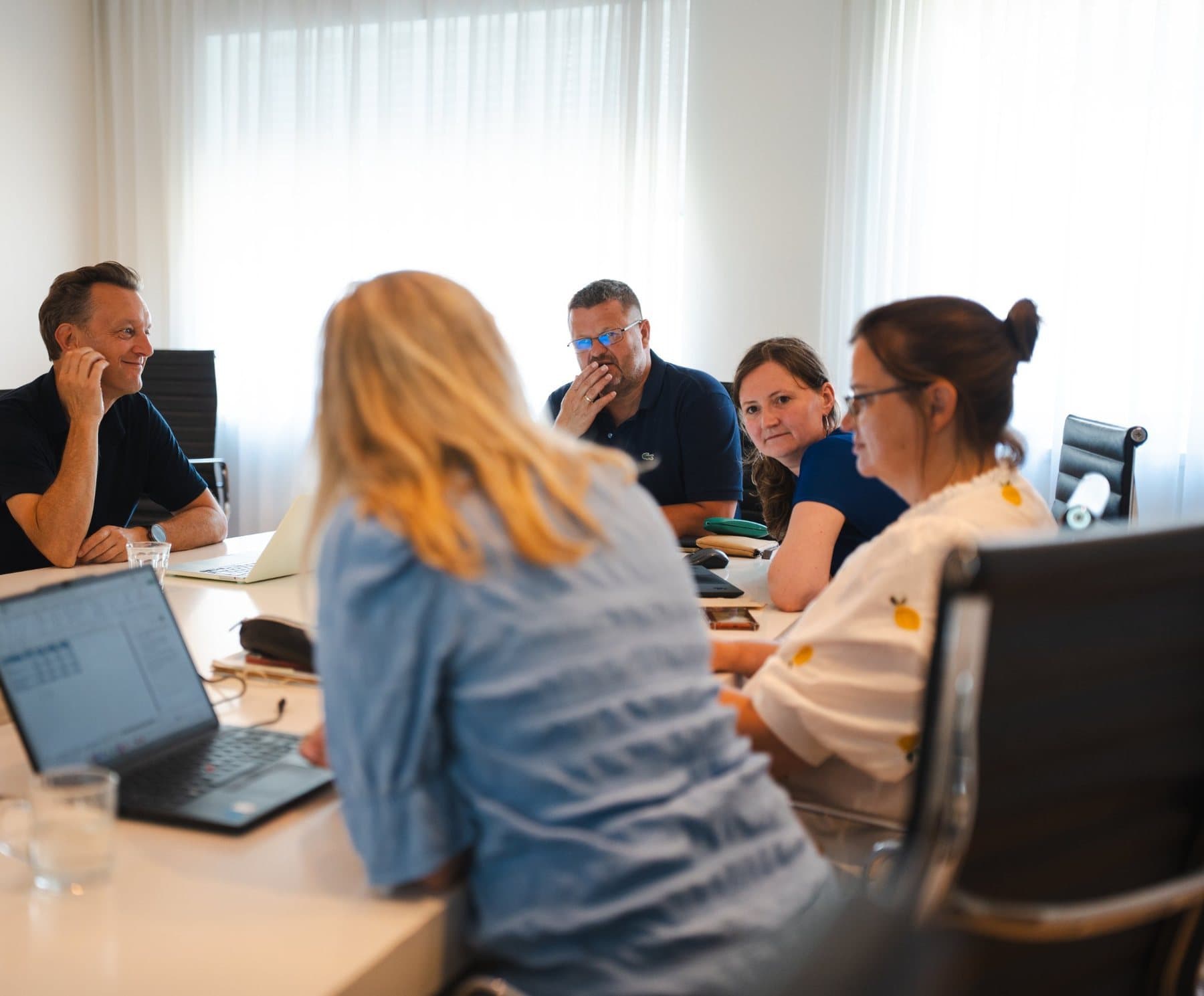 Groep in overleg tijdens een workshop