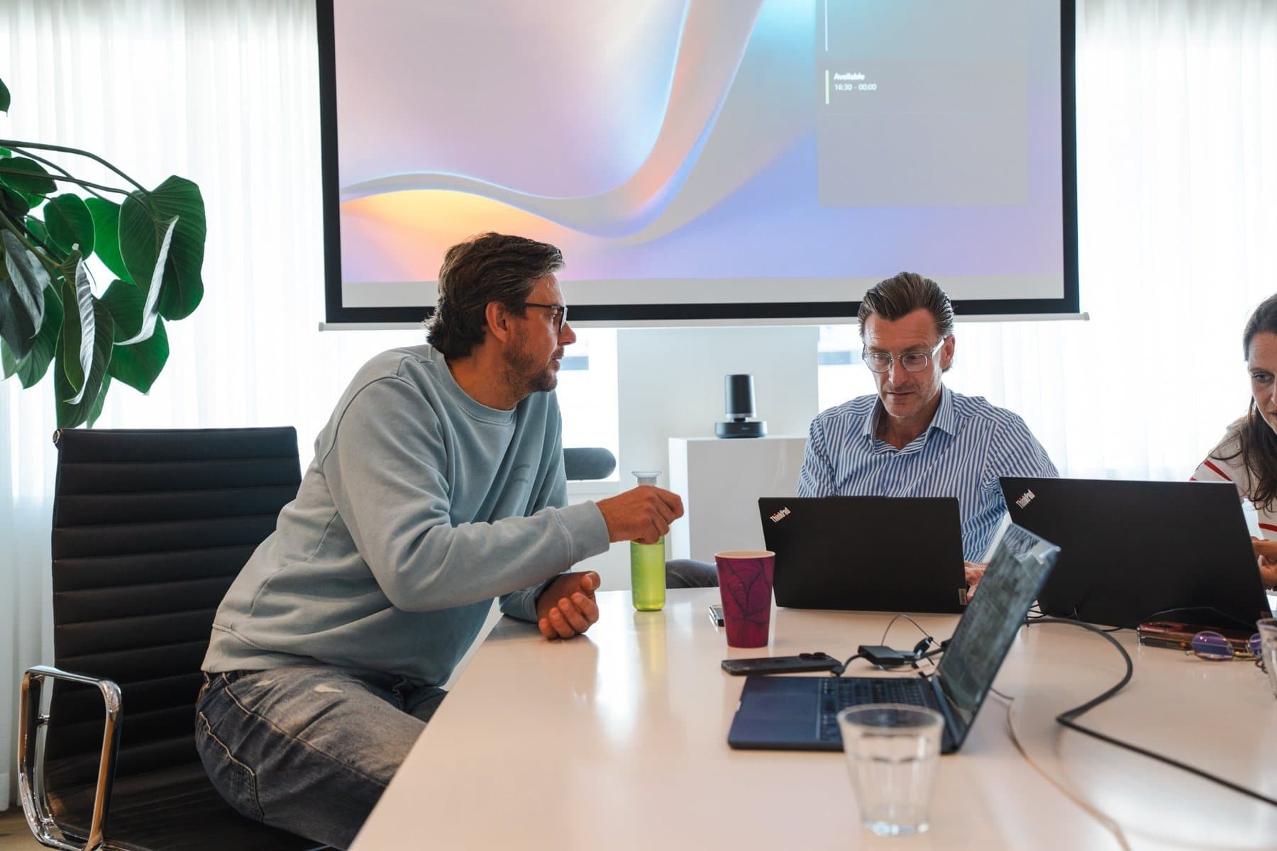Twee deelnemers werken samen aan een AI-oplossing tijdens een onboarding